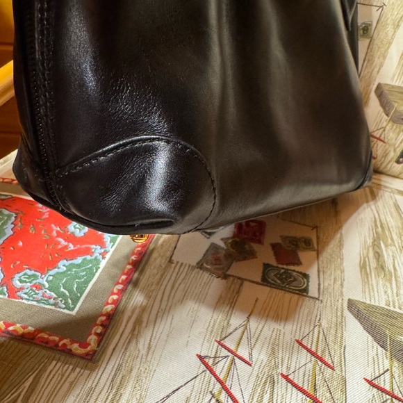 Gucci Black Leather Zip Around Dome - Picture 7 of 14